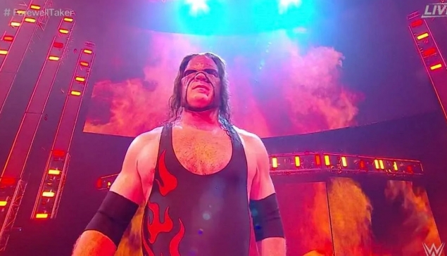 Kane explique pourquoi il était vêtu en catcheur aux Survivor Series