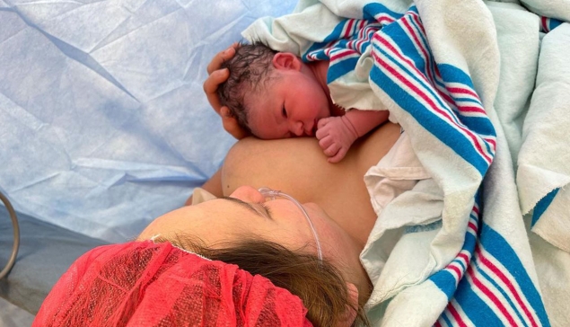 Sarah Logan et Erik accueillent leur premier bébé