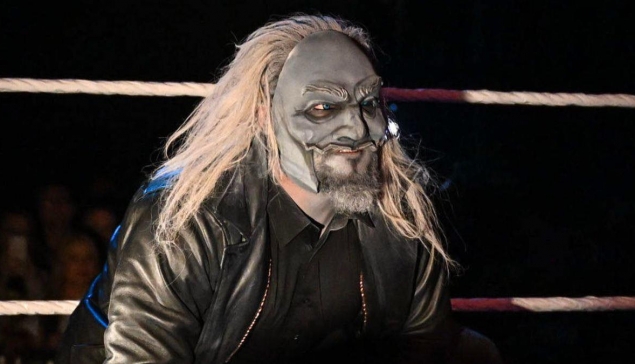 Une fan de la WWE reconnaît Bo Dallas sous le masque de Uncle Howdy ?