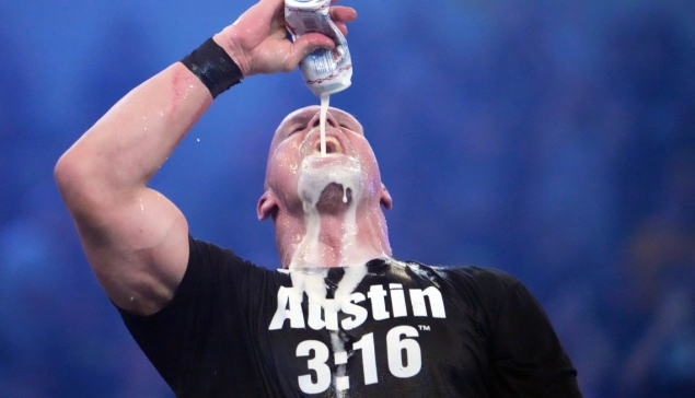 Pendant WrestleMania 38, Stone Cold buvait de la bière pour relancer la machine