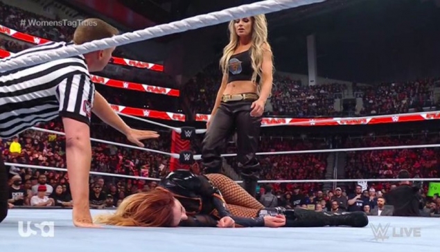 WWE RAW : Becky Lynch perd les titres par équipe et trahison de Trish Stratus