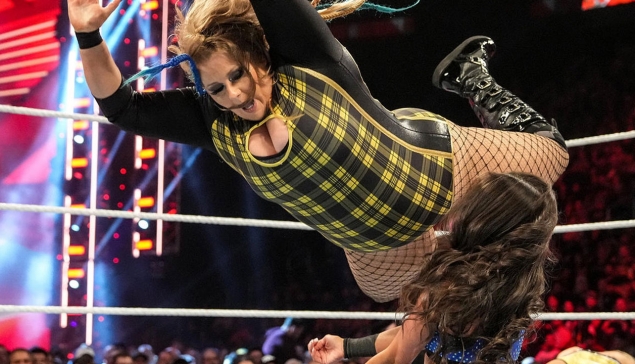 C'est maintenant la championne par équipe WWE Piper Niven qui est blessée