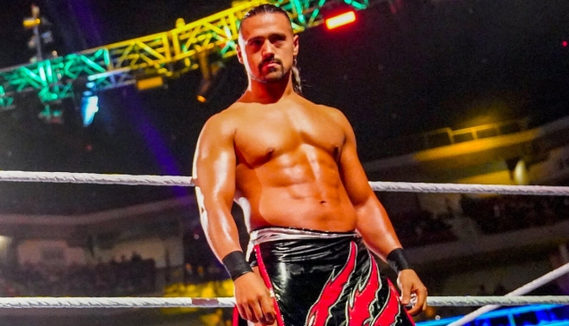 Angel Garza annonce qu'il reste à la WWE