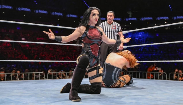 Pourquoi Stephanie Vaquer tarde à faire ses débuts télévisés à la WWE