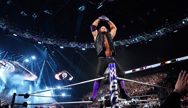 AJ Styles remonte sur le ring avant son retour à SmackDown