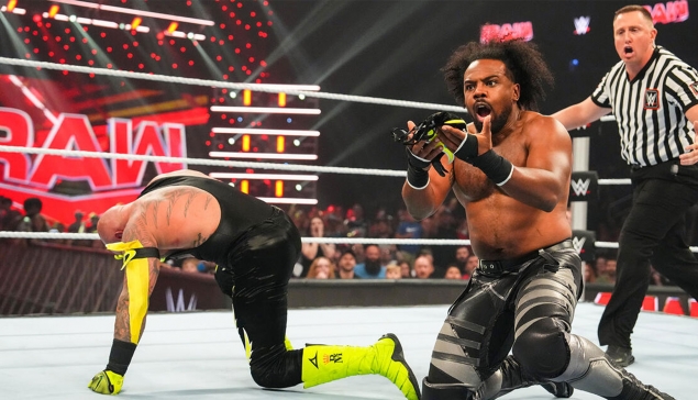 WWE RAW : Xavier Woods retire le masque de Rey Mysterio en plein match !