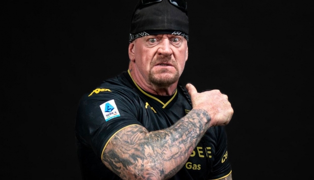 Undertaker présente le nouveau maillot du Genoa FC