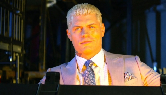 Triple H fait un cadeau en or à Cody Rhodes pour Saturday Night's Main Event