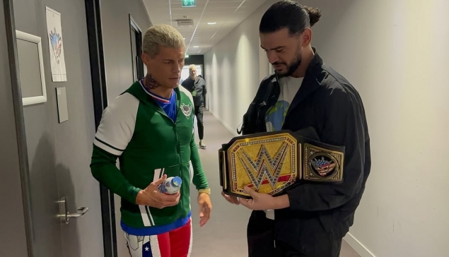 AmineMaTue partage une photo avec Cody Rhodes dans les coulisses de WWE Backlash France