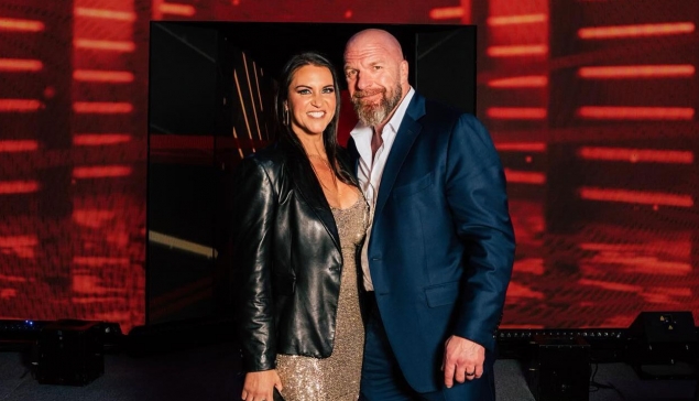 Stephanie McMahon félicite son ''Roi'' pour le WWE Hall of Fame