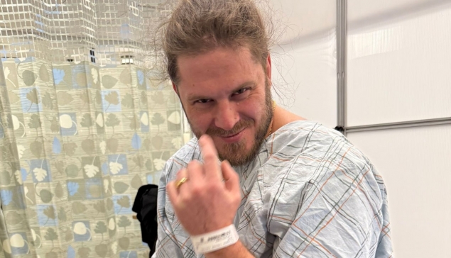 Joey Janela a subi une intervention chirurgicale qui l'a décimé