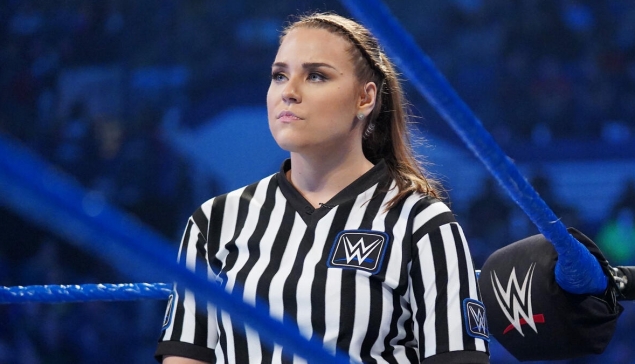 Une arbitre WWE devient catcheuse