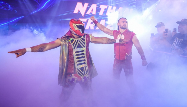 Avant WWE SmackDown, Axiom apparait lors d'un show en Espagne