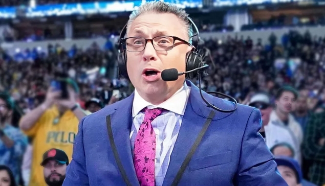 Michael Cole devra changer de tenue à WWE RAW