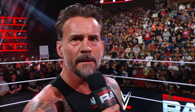 CM Punk réagit aux chants pour R-Truth à WWE RAW