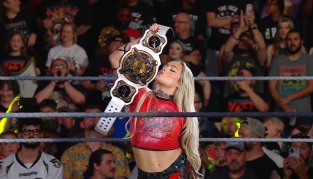 Liv Morgan apporte son soutien à Carlito à WWE RAW